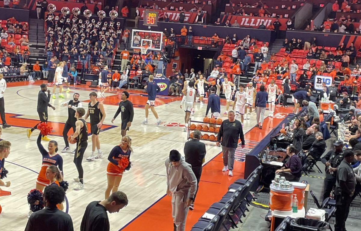 Illinois and Oakland warming up before Wednesday night's game.
