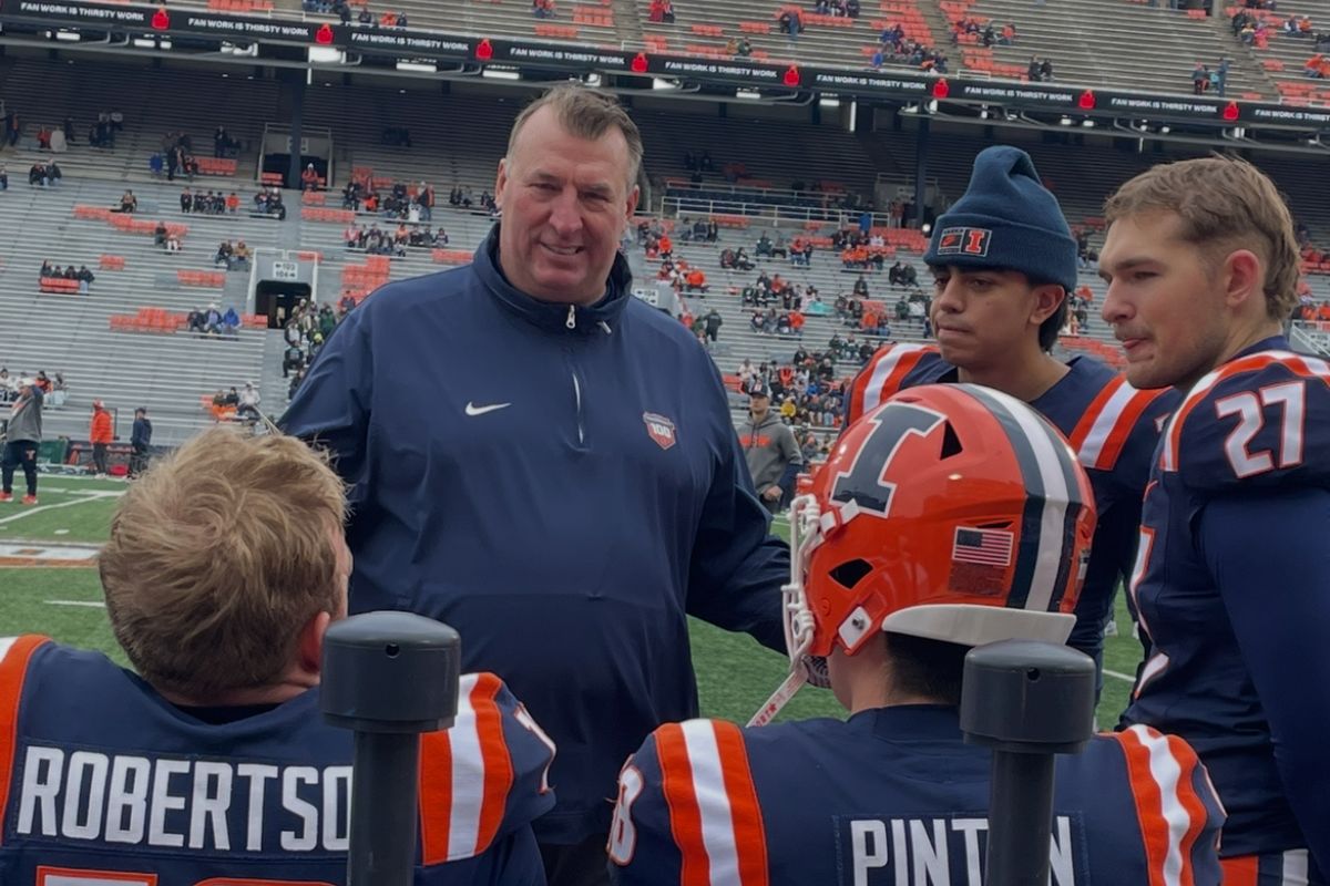 Illinois Coach Bielema talks to his team before the game.