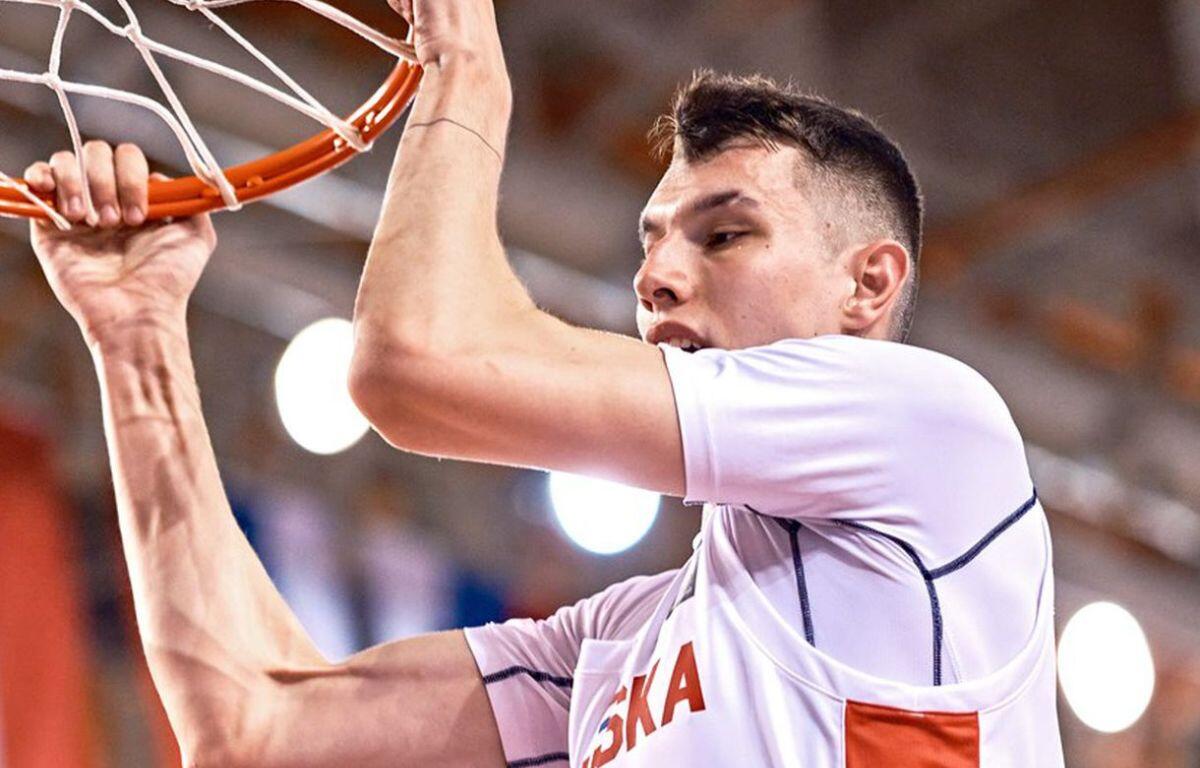 Twin brothers become opponents in Illinois vs. Arkansas.