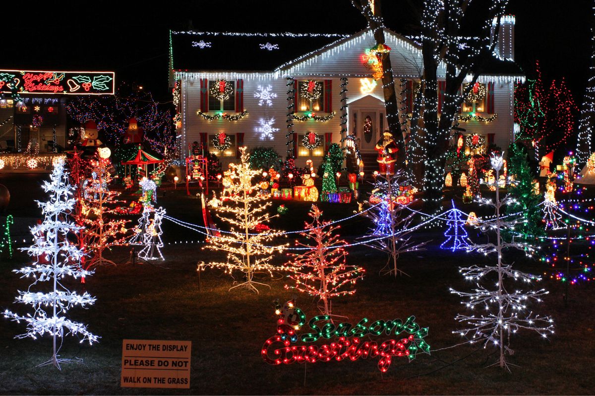 Candlestick Lane lighting returns to the southweast Urbana neighborhood this weekend.